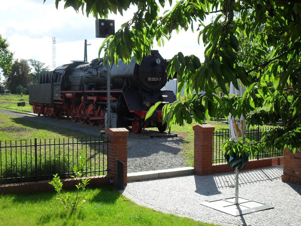 Eisenbahnromantik Hotel Meyenburg  Экстерьер фото
